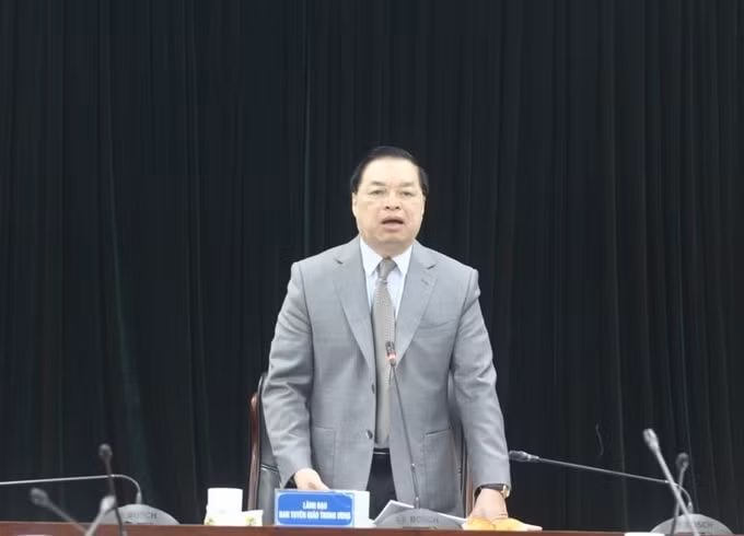Đồng chí Lê Mạnh Hùng - Phó trưởng Ban Tuyên giáo Trung ương, Giám đốc Trung tâm Đại hội XIII phát biểu chỉ đạo tại Hội nghị. Ảnh: Hiền Hòa
