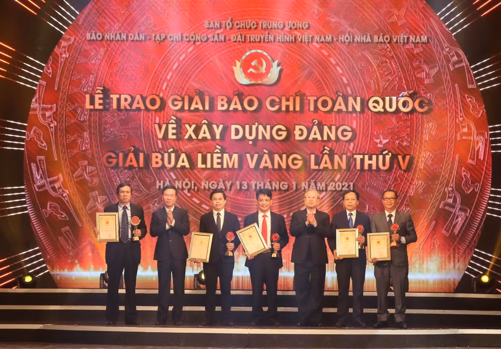 Đồng chí Trần Quốc Vượng, Ủy viên Bộ Chính trị, Thường trực Ban Bí thư và đồng chí Võ Văn Thưởng, Ủy viên Bộ Chính trị, Bí thư Trung ương Đảng, Trưởng Ban Tuyên giáo Trung ương trao giải A cho tác giả Nguyễn Văn Minh Báo điện tử Đảng cộng sản Việt Nam. Ảnh: Sơn Hải