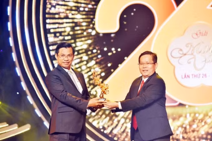 Ông Trần Ngọc Tâm – Tổng Giám đốc Nam A Bank (bìa trái) tiếp nhận “Nhành mai vàng” từ Tổng Biên tập Báo Người Lao Động – ông Tô Đình Tuân.