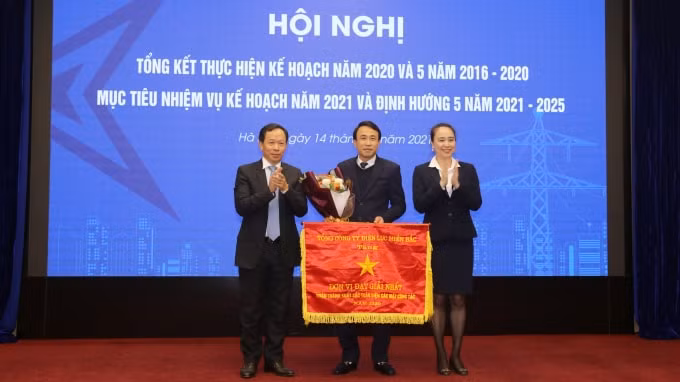 Ông Thiều Kim Quỳnh - Chủ tịch HĐTV và bà Đỗ Nguyệt Ánh – TV HĐTV, Tổng Giám đốcEVNNPC trao Cờ thi đua của Tổng công ty cho Công ty Điện lực Hưng Yên.