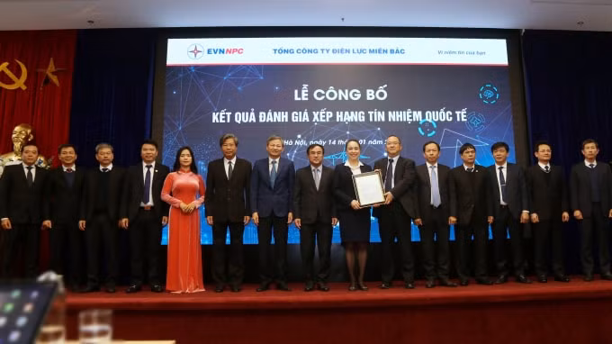 Ban lãnh đạo Tổng công ty Điện lực miền Bắc nhận chứng nhận xếp hạng ở mức BB của Fitch Ratings dưới sự chứng kiến của lãnh đạo Tập đoàn Điện lực Việt Nam.