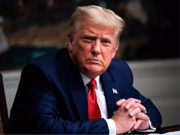 Tổng thống Donald Trump ra lệnh cho nhà đầu tư Mỹ thoái hết vốn khỏi công ty của quân đội Trung Quốc. Ảnh: Reuters