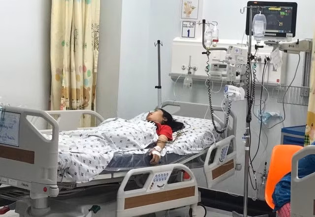 Các bác sĩ cấp cứu kịp thời, nữ sinh đã vượt qua giai đoạn nguy hiểm nhất. Ảnh: dantri.com.vn