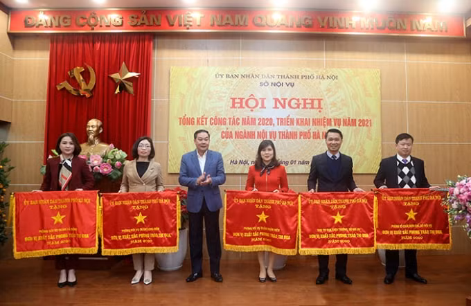 Phó Chủ tịch Thường trực UBND Thành phố Lê Hồng Sơn trao Cờ đơn vị xuất sắc phong trào thi đua của Thành phố cho các tập thể