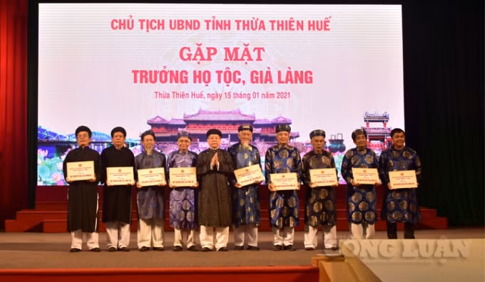 UBND tỉnh Thừa Thiên Huế tuyên dương các họ tộc, già làng.