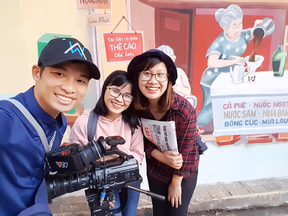 Biên tập viên Nguyễn Nga (áo đỏ) và ê kíp thực hiện Chương trình 