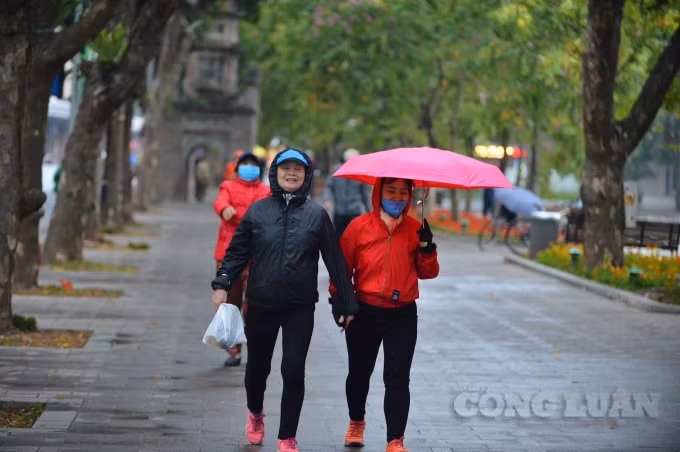 Hà Nội trời chuyển rét đậm có mưa nhỏ. (Ảnh: Quang Hùng)