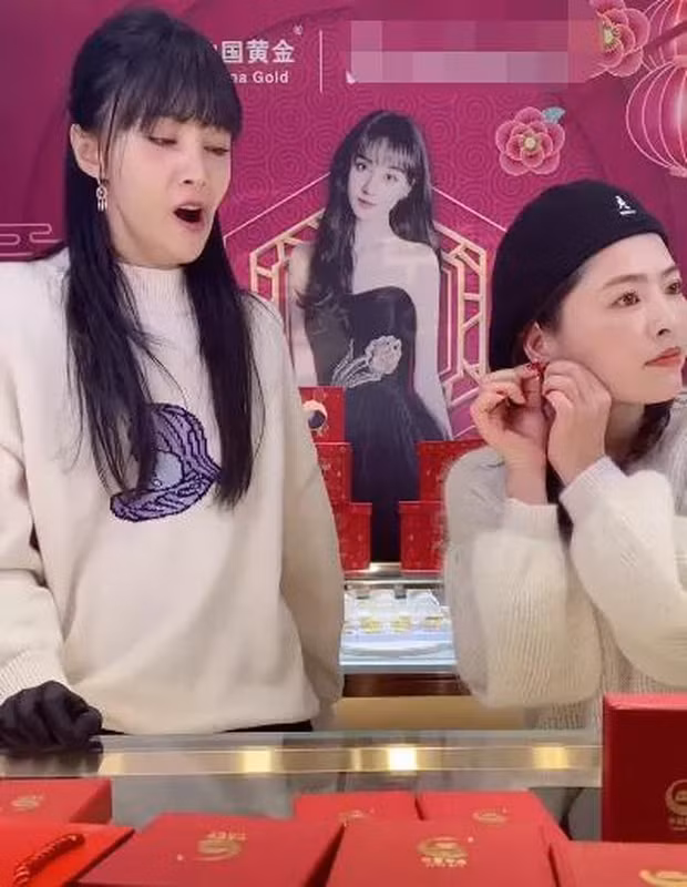 Trịnh Sảng vô tư ngáp không che miệng trên livestream.