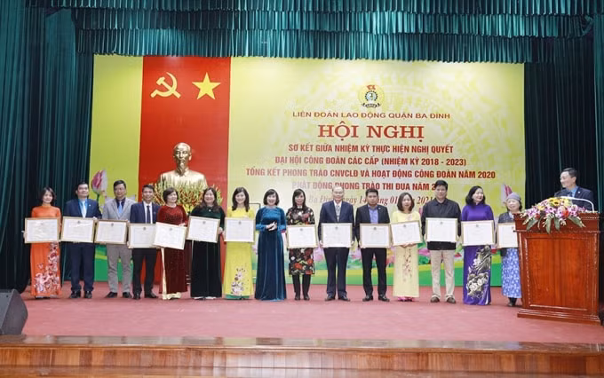Chị Hoàng Phương - Chủ tịch Công đoàn (thứ 7 từ trái sang) nhận Bằng khen của LĐLĐ thành phố Hà Nội