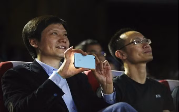 CEO Xiaomi – tỷ phú Lei Jun (trái) và Phó chủ tịch của Xiaomi – tỷ phú Lin Bin. Ảnh: Xinhua