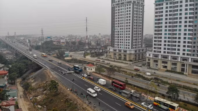 Được biết, theo biển báo quy định, những phương tiện muốn quay về trung tâm TP.Hà Nội phải đi qua cầu Thăng Long sau đó vòng ngược lại với quãng đường xa hơn khoảng 4km. Mức phạt cho hành vi điều khiển ô tô quay đầu tại nơi cấm quay đầu sẽ bị tước giấy phép lái xe 7 ngày và phạt từ 800.000-1.000.000đ.