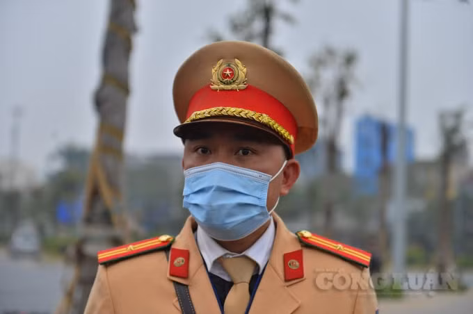 Thiếu tá Nguyễn Huy Hiệp - Đội CSGT số 15 cho hay hiện nay, tại điểm cuối đường vành đai 3 trên cao (đoạn đi lên cầu Thăng Long) xuất hiện tình trạng một số tài xế điều khiển ô tô quay đầu xe khi sắp lên cầu Thăng Long nơi đã có biển báo cấm quay đầu. Sau thời gian tuyên truyền đến với người dân, đơn vị bắt đầu tiến hành xử phạt các tài xế không chấp hành biển báo cấm quay đầu. Nhưng nhiều tài xế vẫn cố tình quay đầu xe tại đây với nhiều lý do như tắc đường, không nhìn thấy biển cấm…”