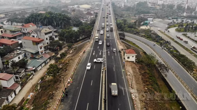 Sau khi cầu Thăng Long được thông xe từ ngày 7/1, nhiều phương tiện ô tô di chuyển từ đường trên cao Phạm Văn Đồng lên cầu đã quay đầu xe ngay khi kết thúc dải phân cách cứng, vòng tại đầu cầu ngược về trung tâm TP Hà Nội, bất chấp biển báo cấm quay đầu xe. Tình trạng này gây nguy cơ va chạm với các phương tiện đang lưu thông ngược chiều khác.