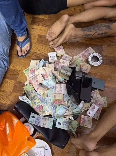Hơn 850 triệu đồng được thu giữ tại hiện trường. Ảnh: congan.com.vn
