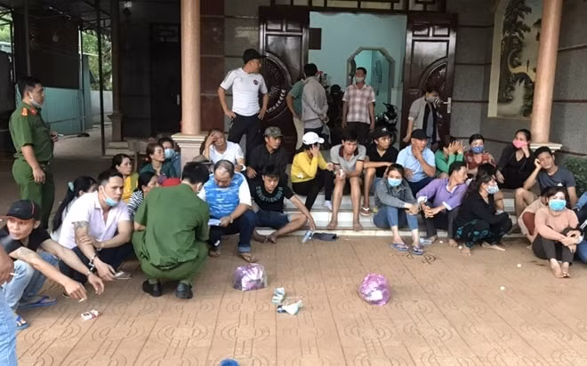 31 đối tượng bị bắt tại sòng bạc. Ảnh: CACC