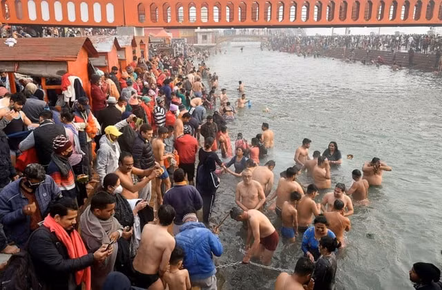 Ước tính hàng triệu người tới tắm sông Hằng vào mùa hội năm nay