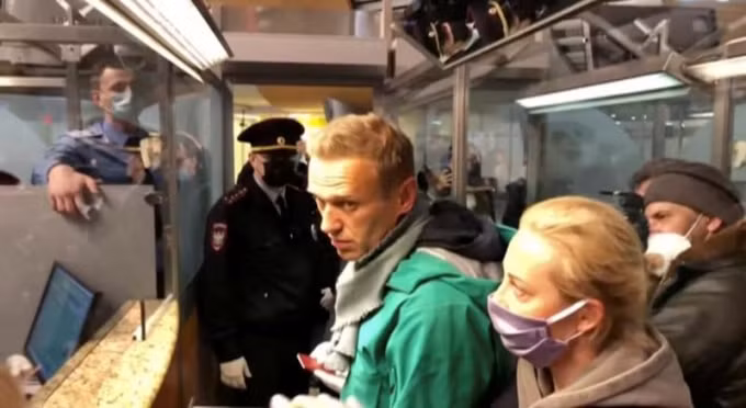 Nhà đối lập Navalny bị bắt giữ khi nhập cảnh vào Nga - Ảnh: Reuters