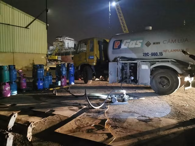 Các phương tiện tại hiện trường sang chiết khí hóa lỏng trái phép. Ảnh: dantri.com.vn