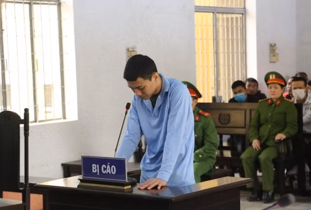 Bị cáo Nguyễn Quang Hùng tại phiên tòa sơ thẩm. Ảnh: dantri.com.vn