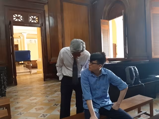 Bị cáo Sơn trao đổi với luật sư tại phiên tòa. Ảnh: dantri.com.vn