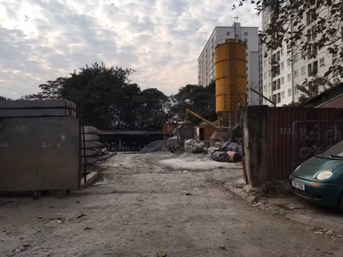 Trạm đúc bê tông gây ô nhiễm môi trường ngay bên tuyến đường Tân Xuân khiến người dân bức xúc.