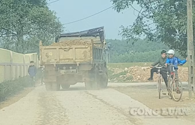 và bụi bay mù mịt 