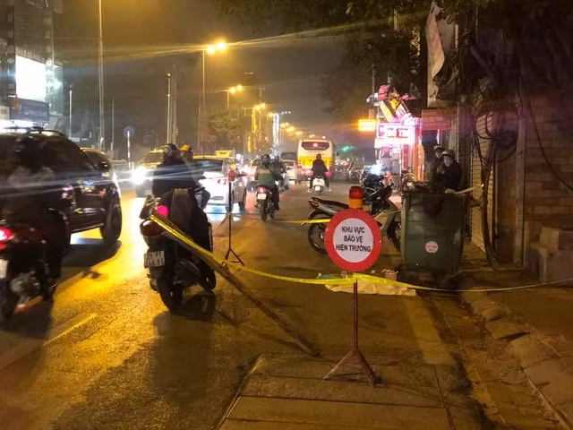 Hình ảnh khu vực thai nhi bị vứt cạnh thùng rác trên đường Lê Duẩn đã được phong tỏa. Ảnh: dantri.com.vn