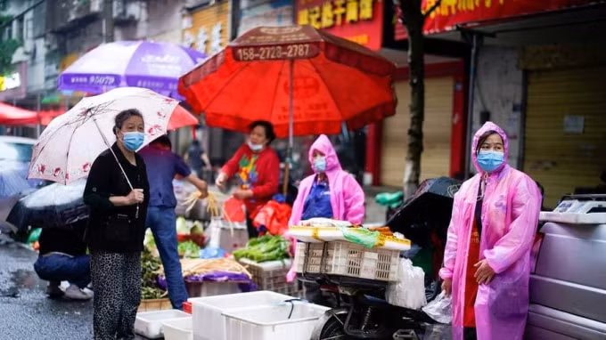 Một khu chợ ven đường ở Vũ Hán, tỉnh Hồ Bắc, Trung Quốc. Ảnh: Reuters