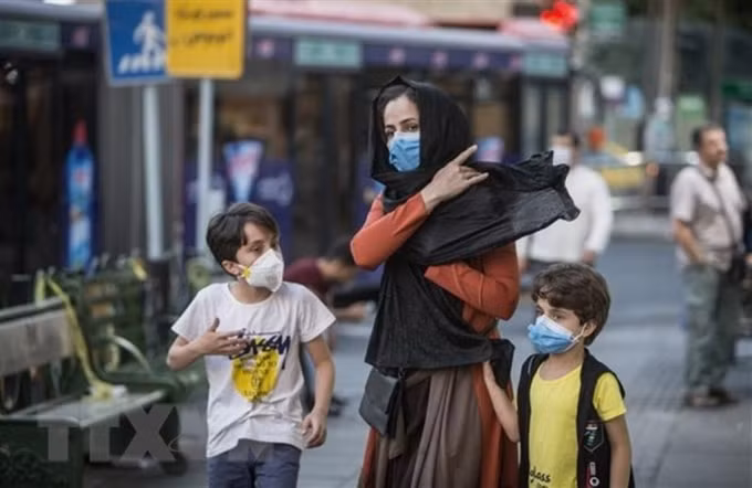 Người dân đeo khẩu trang phòng lây nhiễm COVID-19 tại Tehran, Iran, ngày 19/7/2020. Nguồn: THX/TTXVN