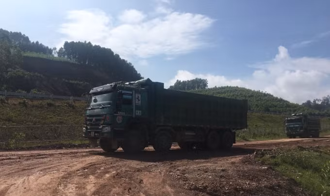 Đoàn xe quá tải công khai lưu thông qua khu vực công trường đang thi công gây mất an toàn giao thông, ảnh hưởng đến tiến độ dự án, chất lượng công trình