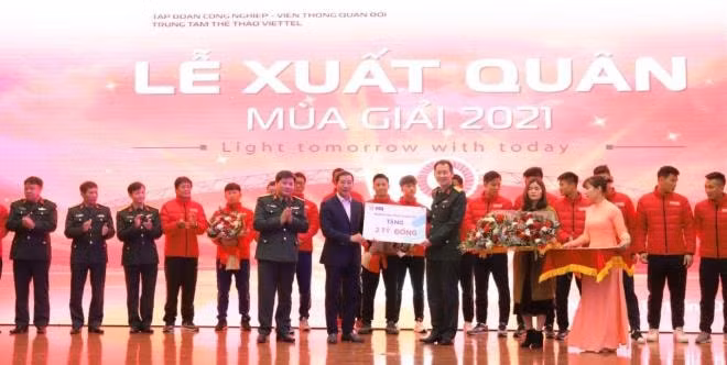 Ông Lưu Trung Thái – Phó Chủ tịch HĐQT, Tổng giám đốc MB trao thưởng cho CLB Viettel. Ảnh: vtc.vn