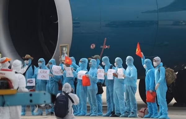 Thời gian qua, đã có 299 chuyến bay, đưa hơn 80.000 công dân Việt Nam từ 60 quốc gia và vùng lãnh thổ về nước an toàn. Ảnh: TTXVN