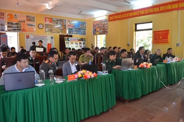 Đại biểu tập huấn sử dụng bản đồ số trên máy tính và điện thoại smartphone. Ảnh: QĐND