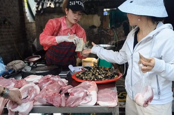 Gần Tết, giá heo hơi tăng đã đẩy giá thịt lợn tăng theo