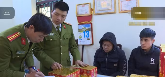 Cơ quan công an tỉnh Bắc Ninh bắt quả tang 2 đối tượng vận chuyển pháo trái phép. Ảnh: Công an Bắc Ninh