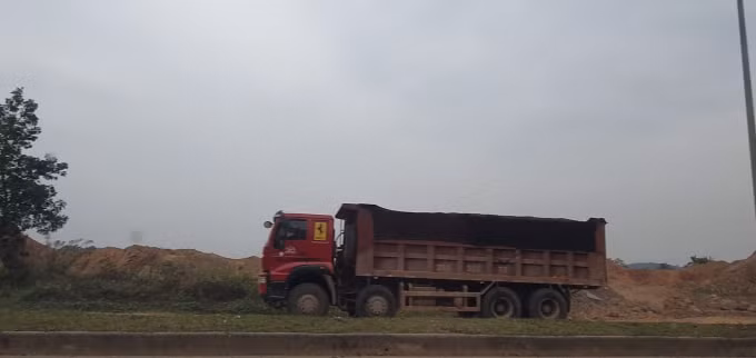 Xe chở đất trên tuyến đường QL 47, đoạn chạy qua địa bàn huyện Thọ Xuân và Triệu Sơn