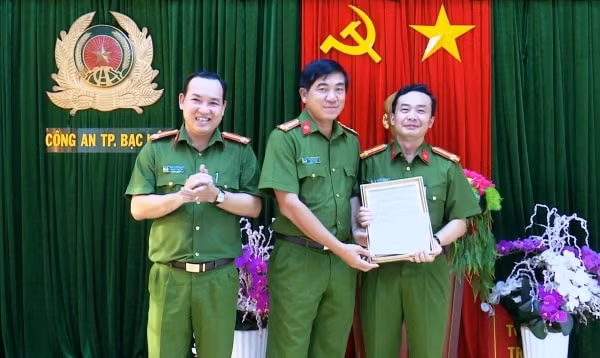 Đại tá Nguyễn Văn Hận, Phó Giám đốc Công an tỉnh Bạc Liêu trao quyết định thưởng nóng cho Công an TP. Bạc Liêu. (Ảnh: Trọng Nguyễn)