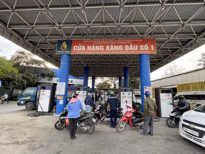 Người dân xếp hàng chờ mua xăng khi có điều chỉnh tăng giá. Ảnh: Dương Lâm