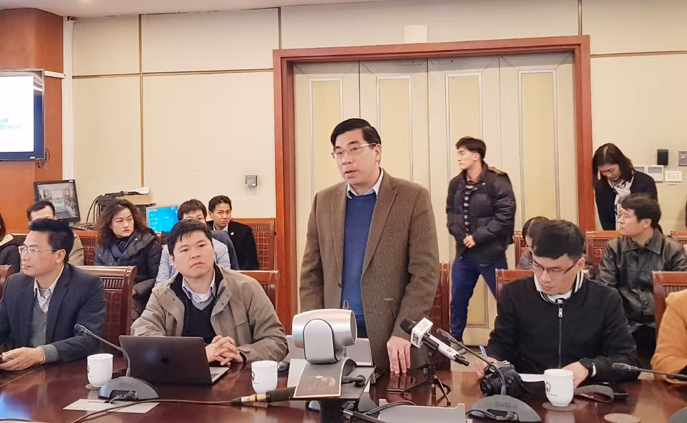 Ông Trần Minh Tuấn, Phó Viện trưởng viện Chiến lược Thông tin và Truyền thông trả lời các câu hỏi của phóng viên. Ảnh: Lê Tâm