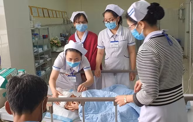 Sau hơn 8 giờ phẫu thuật, truyền máu, xử lý vết thương, khâu gần 300 mũi, cháu K. đã được cứu sống. (Ảnh: S.Đ.)