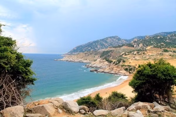 Vẻ đẹp tự nhiên hoang sơ, hùng vỹ của Mũi Dinh thu hút du khách tới Ninh Thuận.