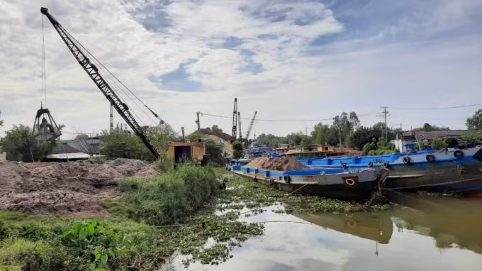 Các phương tiện chở vật liệu xây dựng cản trở giao thông dưới nước ...