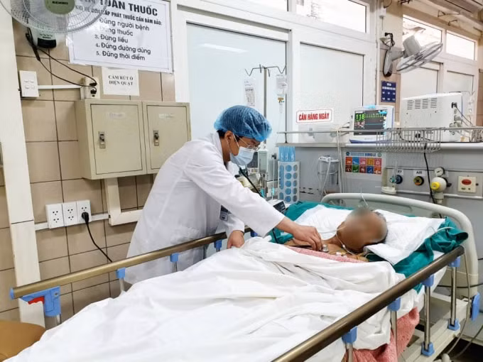 Bệnh nhân 71 tuổi ngộ độc nặng sau khi uống nhầm 1 cốc tinh dầu quế. Ảnh: phunuonline.com.vn