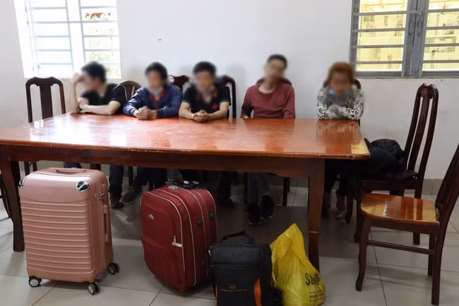 Nhóm đối tượng gồm 7 người trong vụ xuất cảnh trái phép sang Campuchia bị bắt giữ. Ảnh: dantri.com.vn