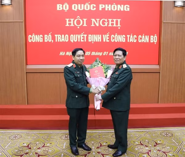Đại tướng Ngô Xuân Lịch trao Quyết định thăng quân hàm cấp tướng sĩ quan Quân đội nhân dân Việt Nam cho Thiếu tướng Vũ Ngọc Thiềm (trái)