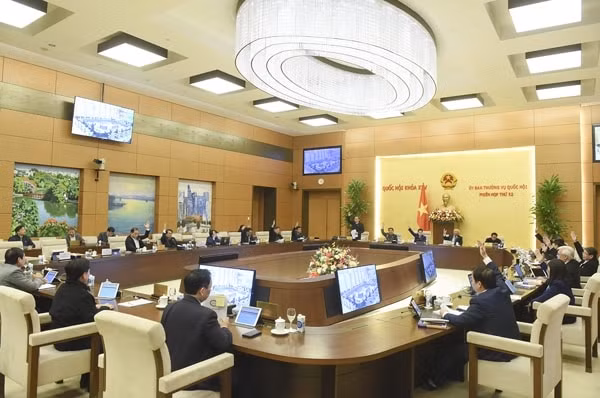 Các Ủy viên Ủy ban Thường vụ Quốc hội biểu quyết thông qua Nghị quyết chuyển đổi 2 dự án của cao tốc Bắc - Nam sang đầu tư công