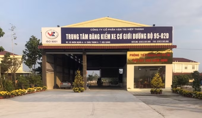 Dừng hoạt động Trung tâm đăng kiểm xe cơ giới 95-02D (tỉnh Hậu Giang) trong 1 tháng vì chứng nhận đạt chất lượng đối với xe ô tô không đủ quy chuẩn kỹ thuật và bảo vệ môi trường. Ảnh: TL