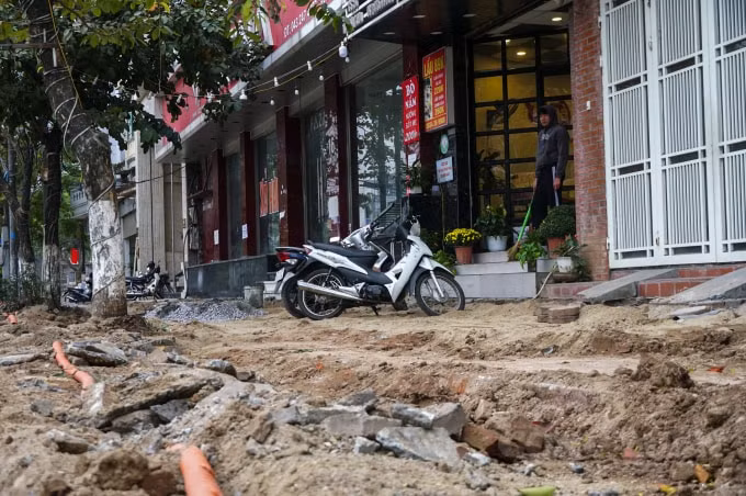 Nhiều cửa hàng kinh doanh trên phố Khâm Thiên buộc phải đóng cửa hàng tạm thời vì không có khách. 