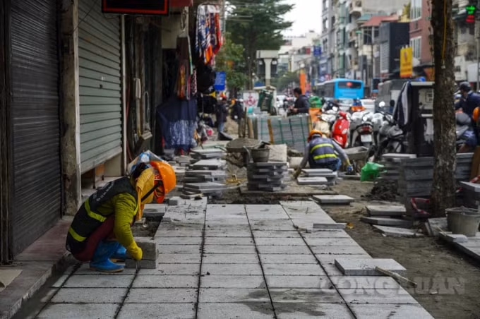 Vỉa hè bị đào lên để ốp lại, các vật liệu xây dựng như cát, xi măng, đá… tập kết ngổn ngang gây cản trở việc đi lại, sinh hoạt của người dân dọc tuyến phố.