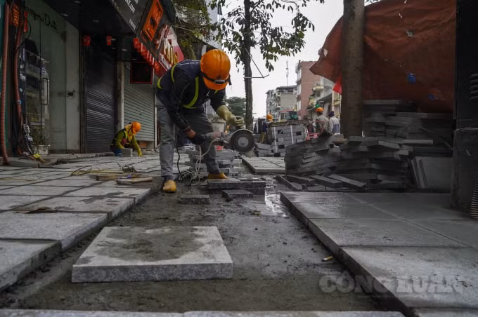 Như vậy không thể hoàn thành trước dịp Tết Nguyên đán Tân Sửu 2021. Nhiều người dân đã đặt câu hỏi, việc chỉnh trang, cải tạo vỉa hè dịp cuối năm có hợp lý khi lượng phương tiện giao thông đi lại rất nhiều, tiềm ẩn nguy cơ ùn tắc nghiêm trọng.